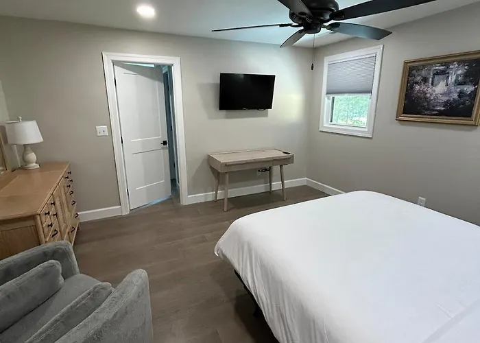 Cozy Couples Retreat 10 Minutes To Beach & Downtown