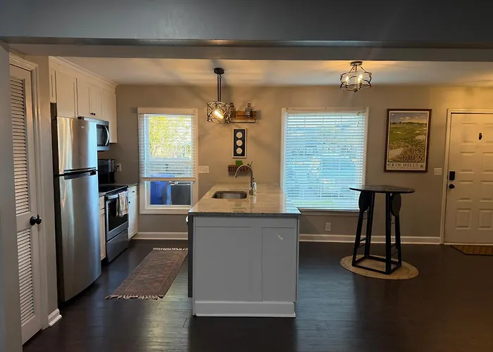 Full Townhouse Near Shem Creek & Downtown With Hot Tub